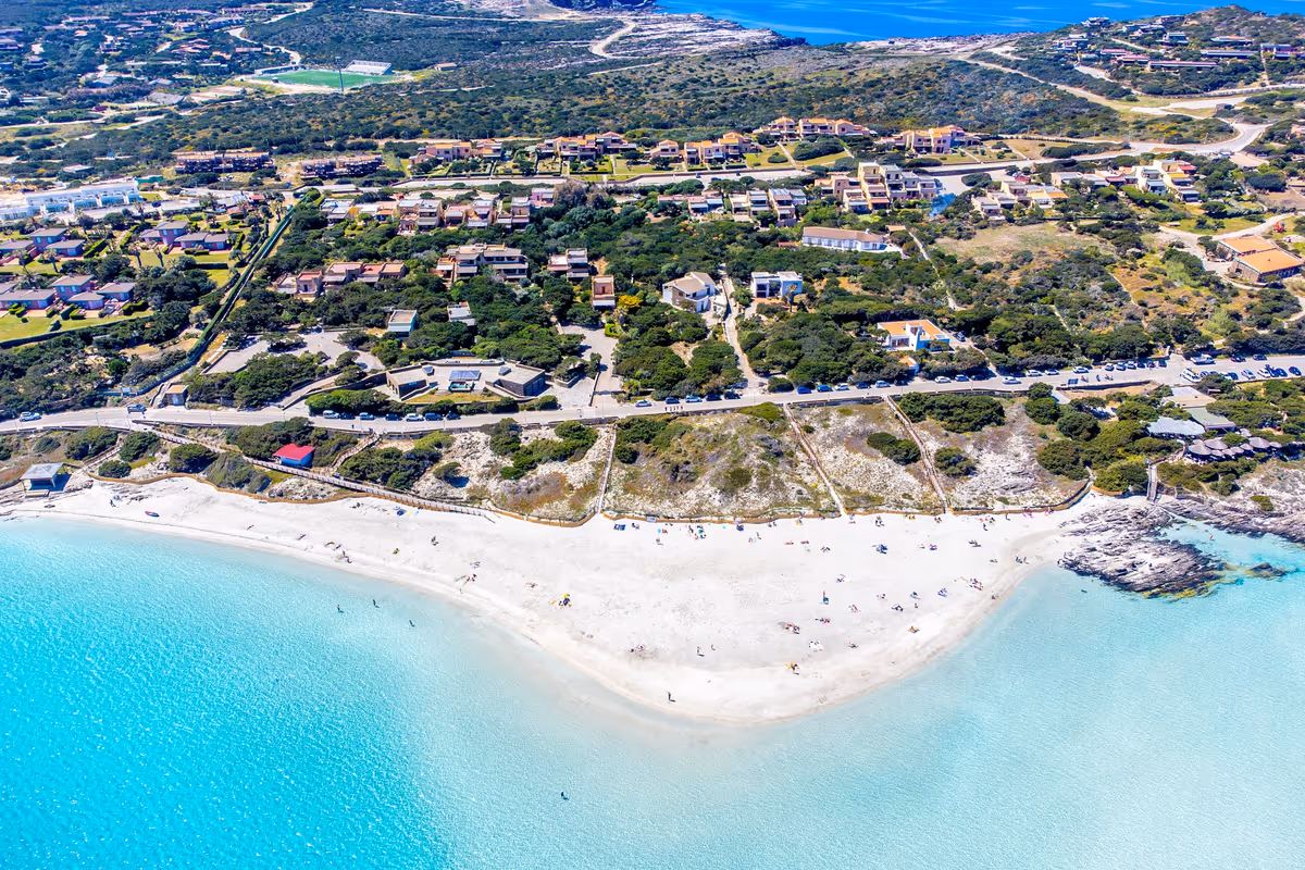 Vista dall'alto sulla spiaggia della Pelosa a Stintino