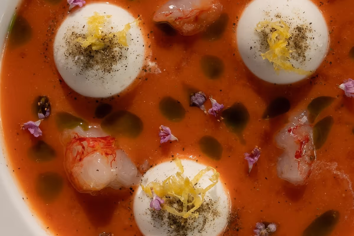 Il Il menu alterna pescato freschissimo, crostacei, crudité, carni selezionate e piatti ispirati ai sapori dell'isola