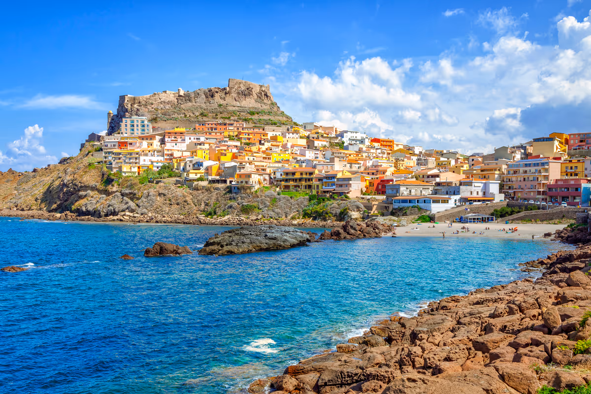 borgo medievale di Castelsardo arroccato su una rupe che domina il mare cristallino