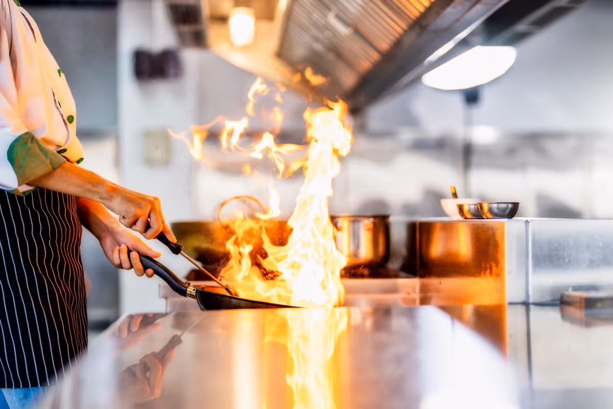 Chef muore dopo il servizio: il caso riapre il tema del caldo e dei turni in cucina