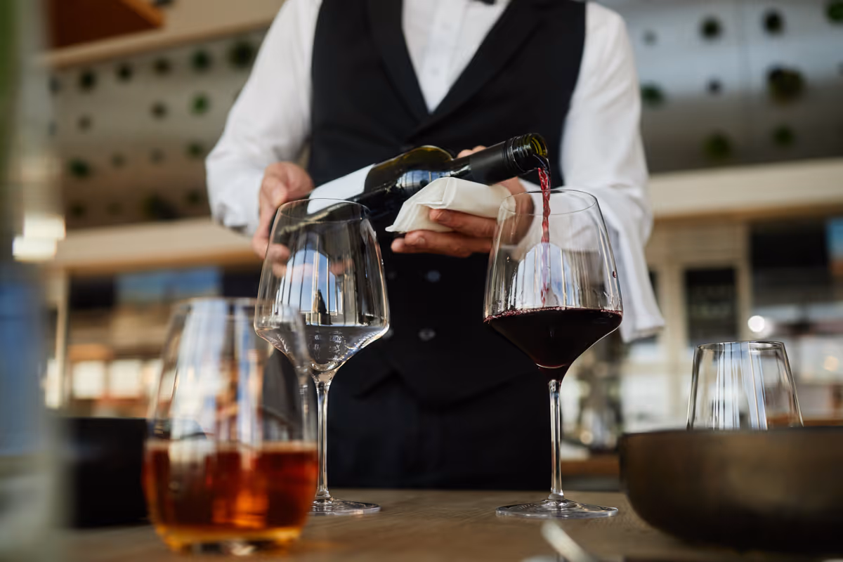 Vino al ristorante: fino a che punto il ricarico può essere considerato giusto?