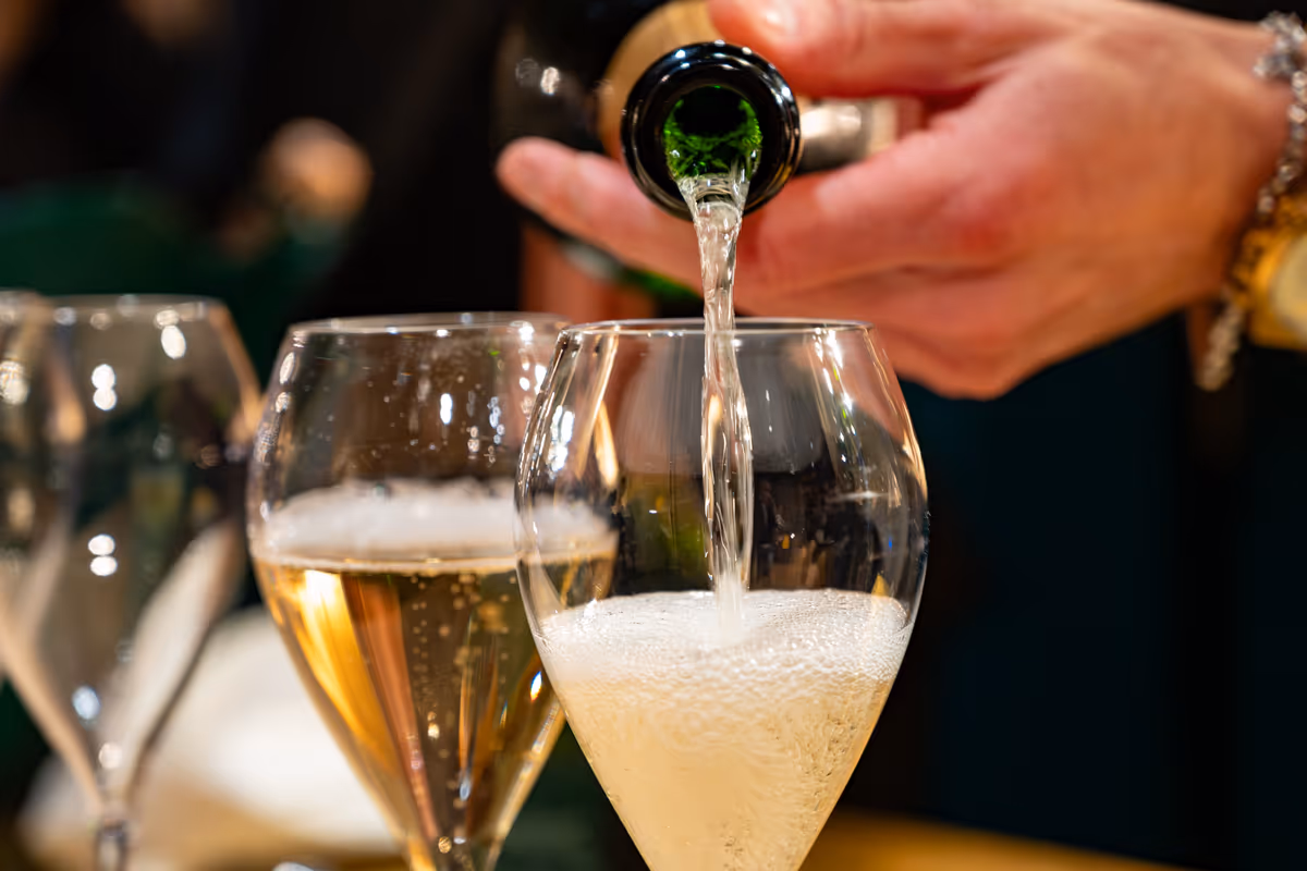 Il prezzo finale comprende acquisto, trasporto, stoccaggio, servizio e sommelier