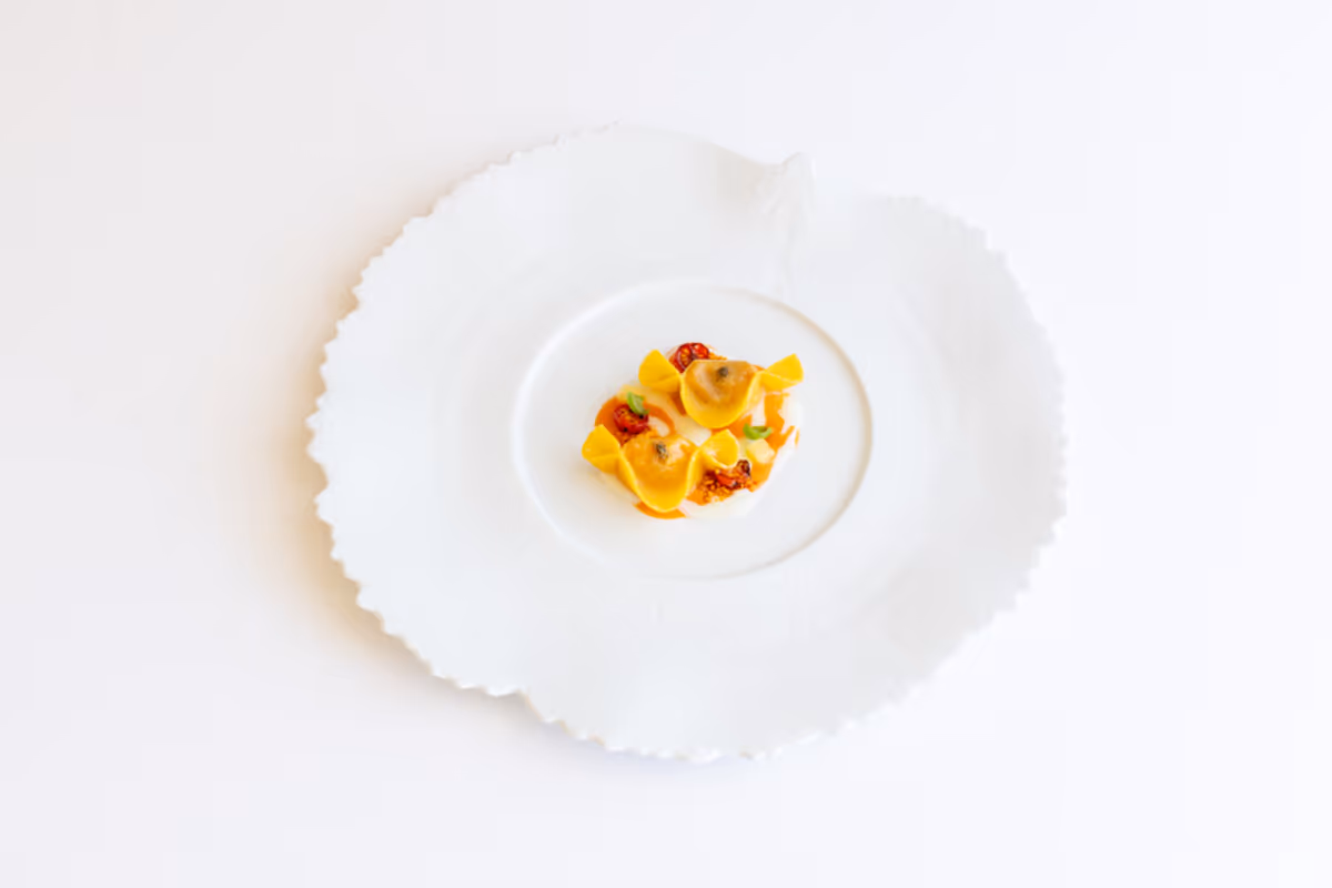 Fagottini di pasta fresca al pomodoro, pecorino a latte crudo e limone di pane