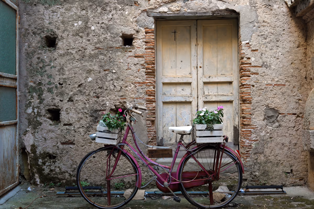 Un dettaglio suggestivo tra i vicoli di Gerace: la cura degli angoli del borgo racconta il forte legame della comunità con le proprie radici.