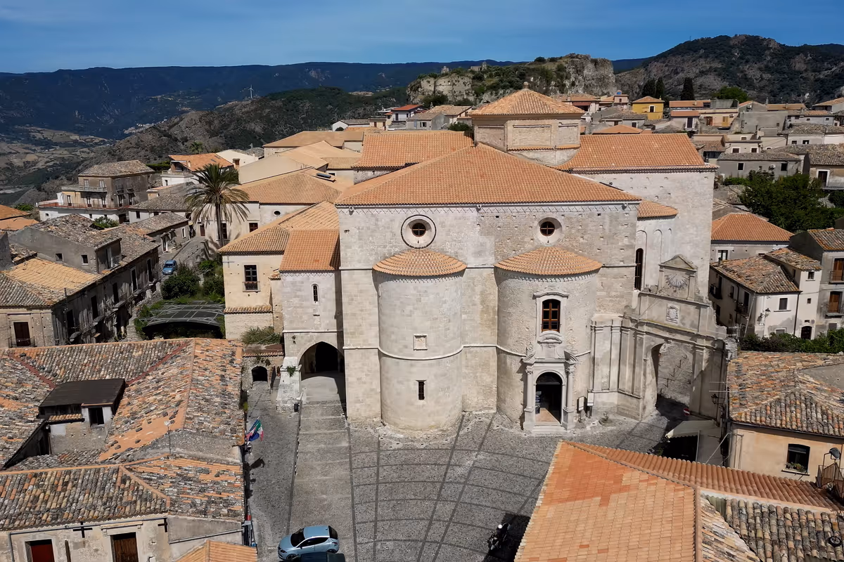 Piazza Cattedrale dominata dalla struttura della Basilica Concattedrale di Santa Maria Assunta