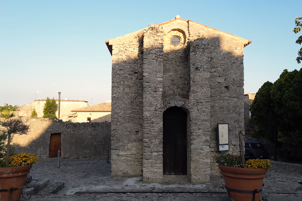 Una delle antiche chiesette in pietra di Gerace, silenziosa testimone dei secoli di storia del borgo