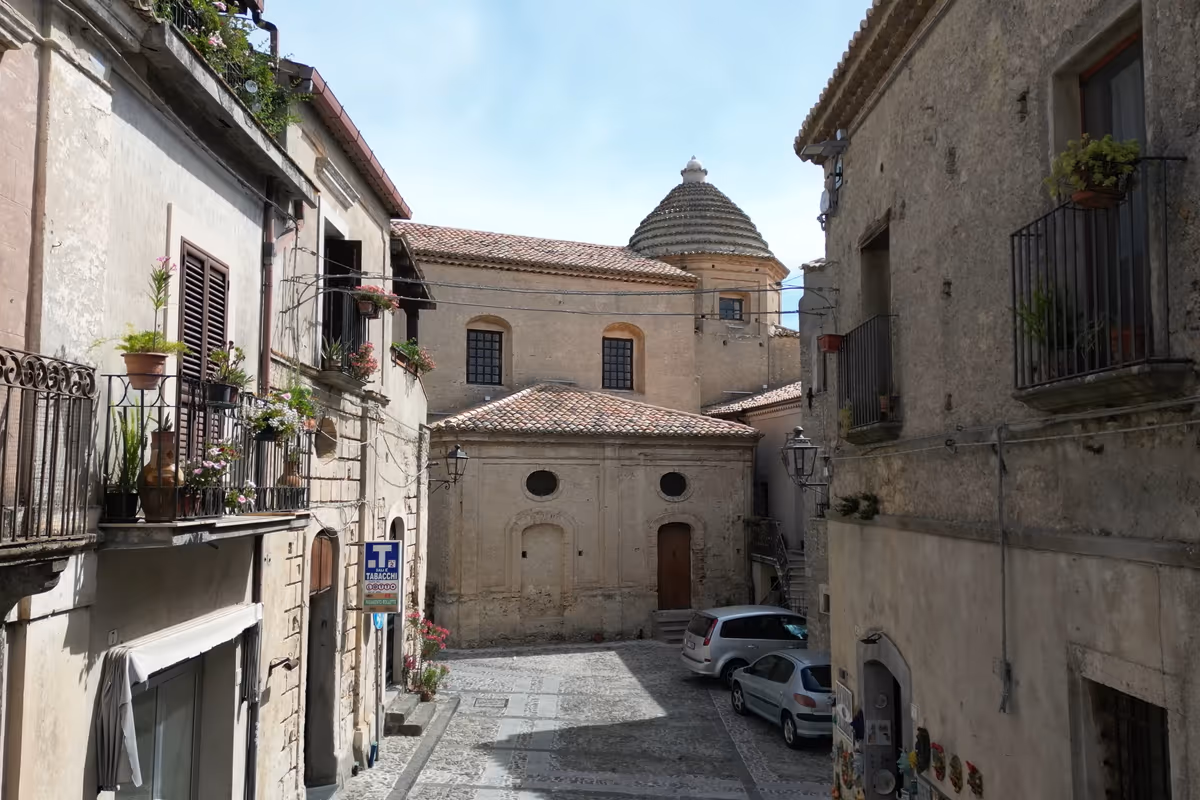 Uno scorcio del centro storico di Gerace con la caratteristica cupola in maiolica della Chiesa del Sacro Cuore