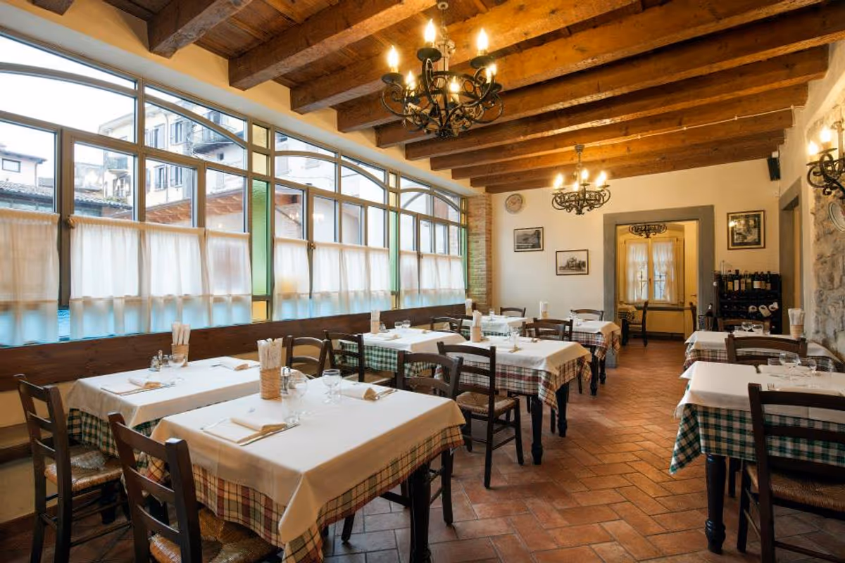 Vista sulla sala dell'Antica Trattoria del Gallo