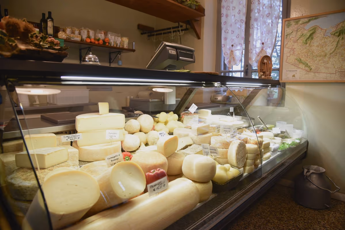 Il banco con i formaggi di Cascina La Benedetta