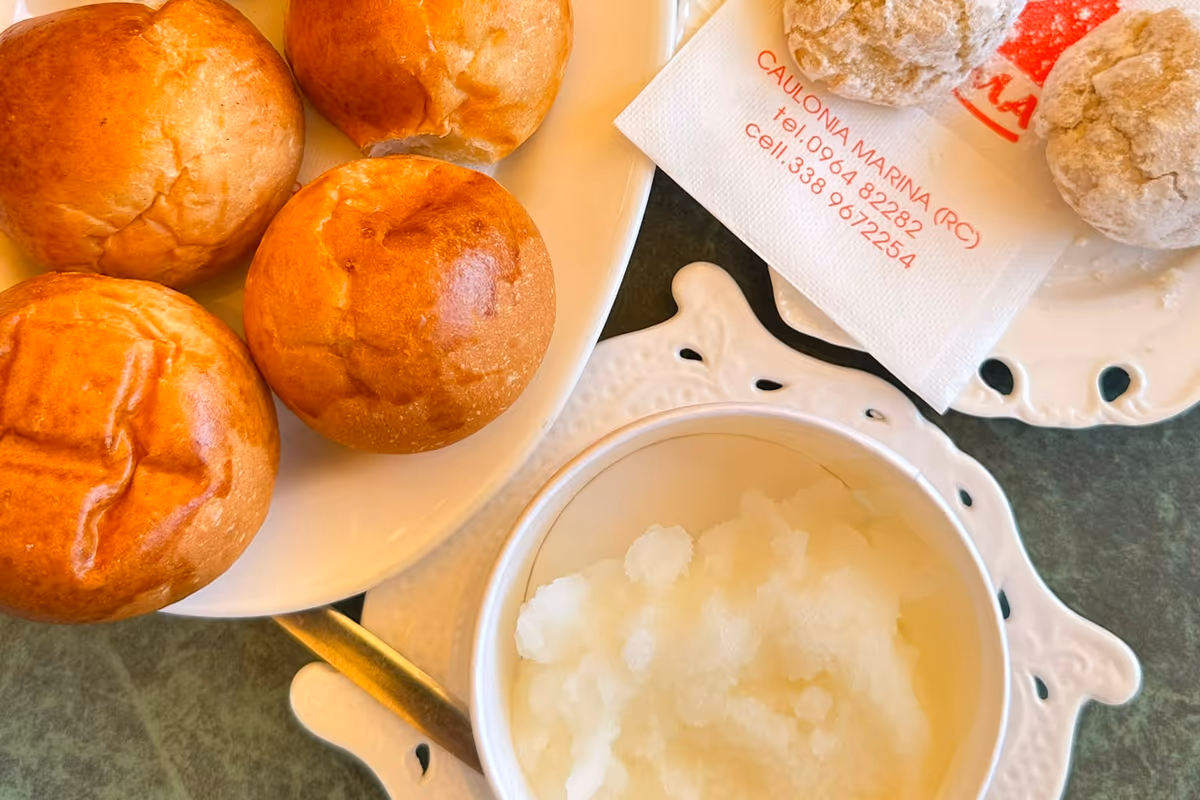 La classica colazione o pausa estiva: granita artigianale servita con soffici brioches e tradizionali paste di mandorla