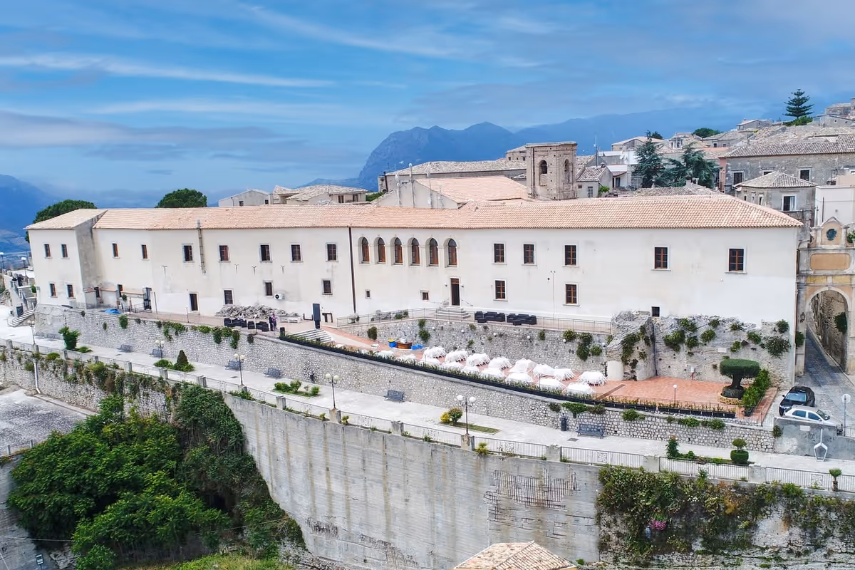Palazzo Sant'Anna a Gerace: l'antico monastero di clausura del 1344 affacciato sulla rupe
