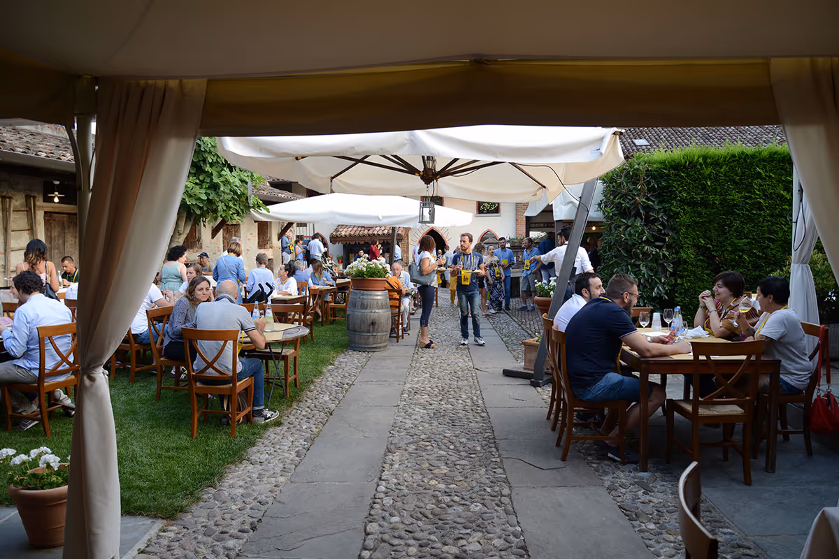 Torna la cena itinerante a Padernello: cinque tappe e finale dentro al Castello