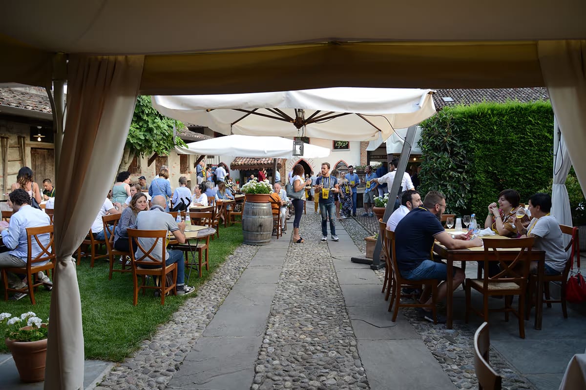 Torna la cena itinerante a Padernello: cinque tappe e finale dentro al Castello