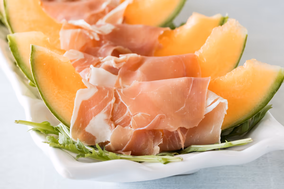 Uno è ovunque, l'altro è quasi sparito: storia di due antipasti cult