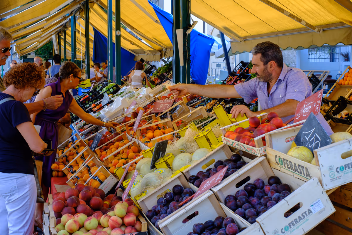 Nel mercato rionale il cibo va in scena: l'etichetta rappresenta la garanzia che trasforma la promessa del venditore in una certezza trasparente per il consumatore