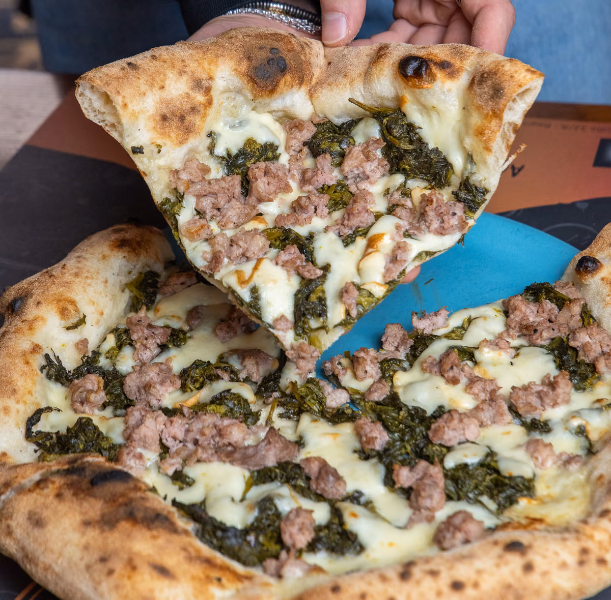 La pizza salsiccia e friarielli di Fabio Cristiano, un grande classico della tradizione napoletana