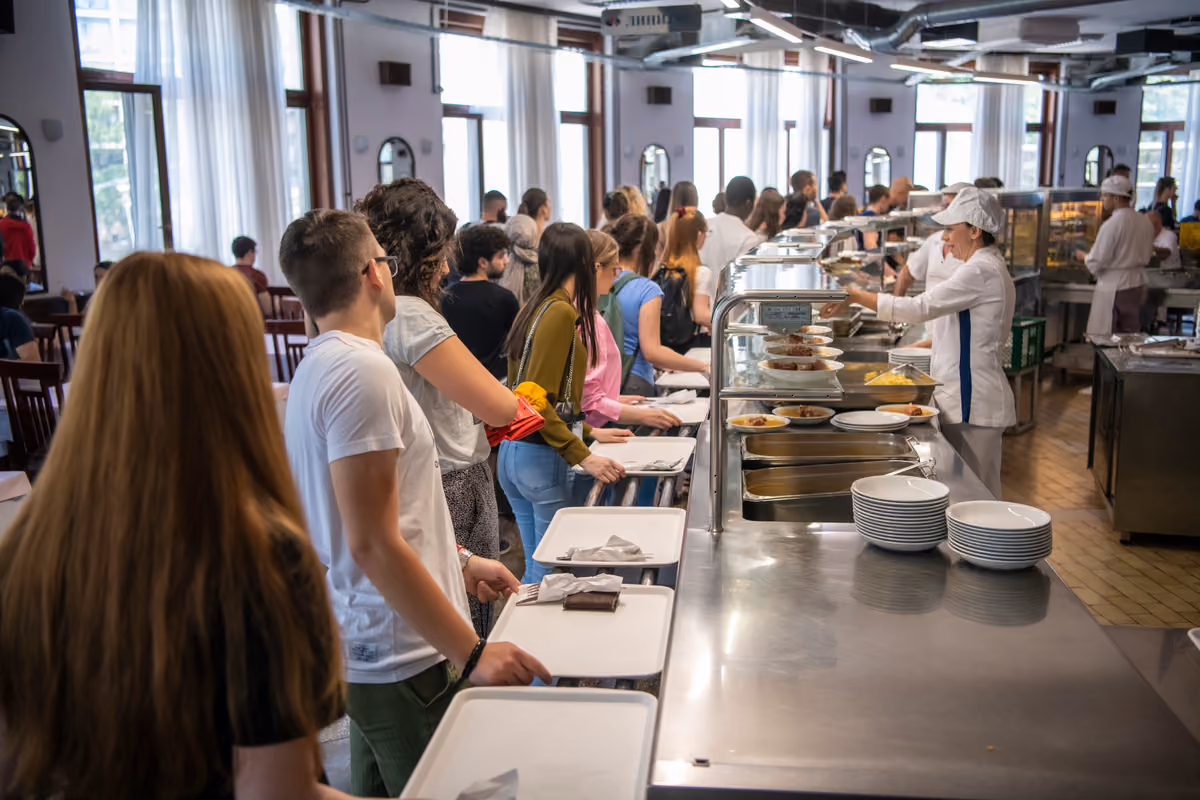 Il vero obiettivo di una mensa universitaria oggi è prima di tutto convincere gli studenti a non cercare alternative