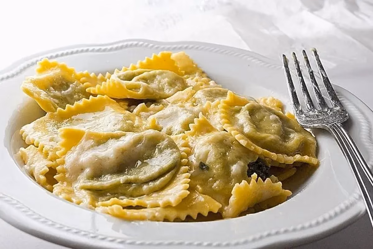 I tortelli ripieni di ricotta e bietole, conditi con burro fuso, salvia e Parmigiano Reggiano stagionato