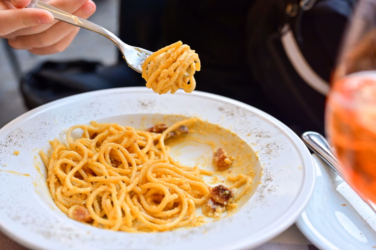 La nonna che fa la pasta in vetrina: l'Italia che recita sé stessa per i turisti
