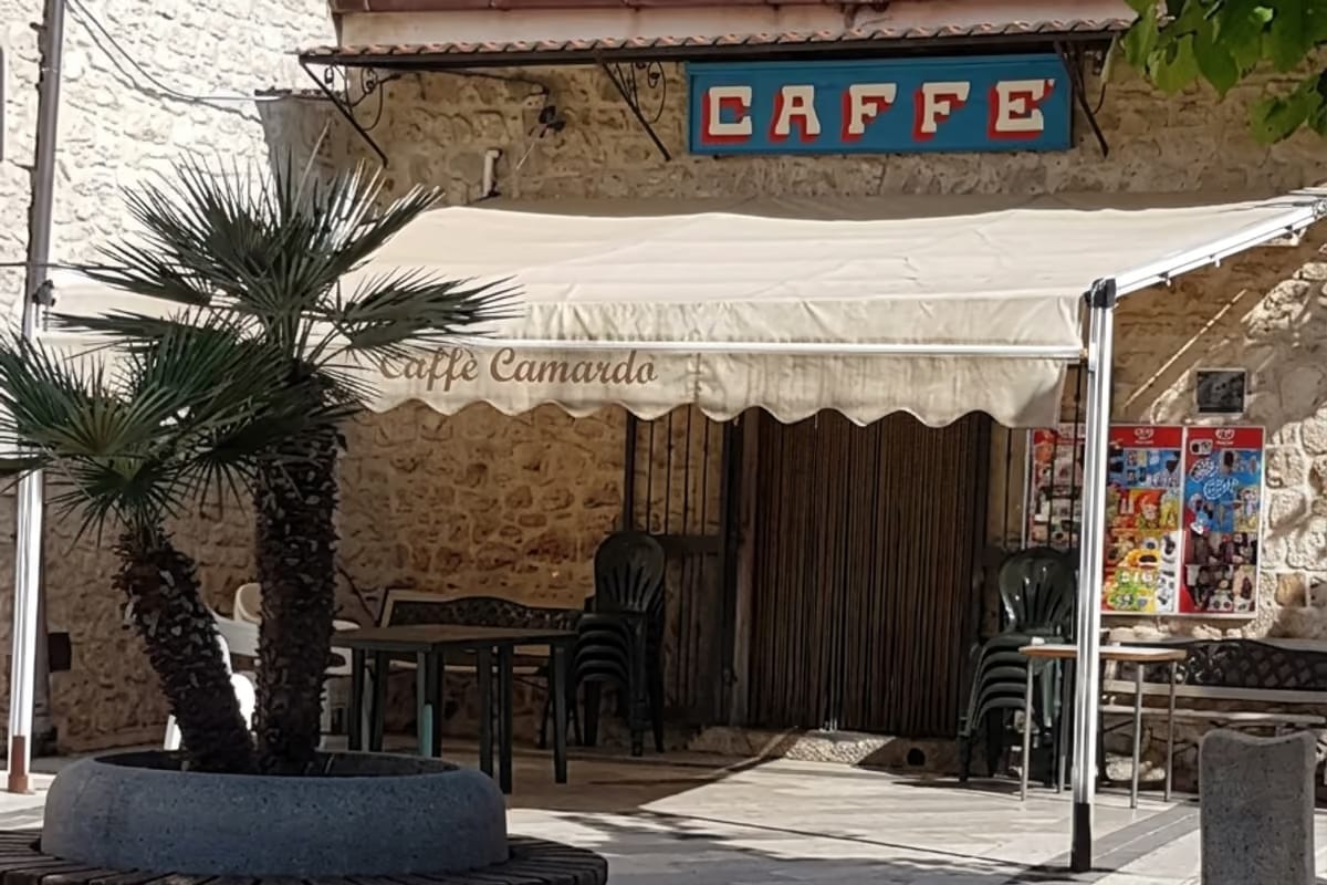 Dopo 138 anni chiude il bar del paese, ma la comunità lo fa rinascere