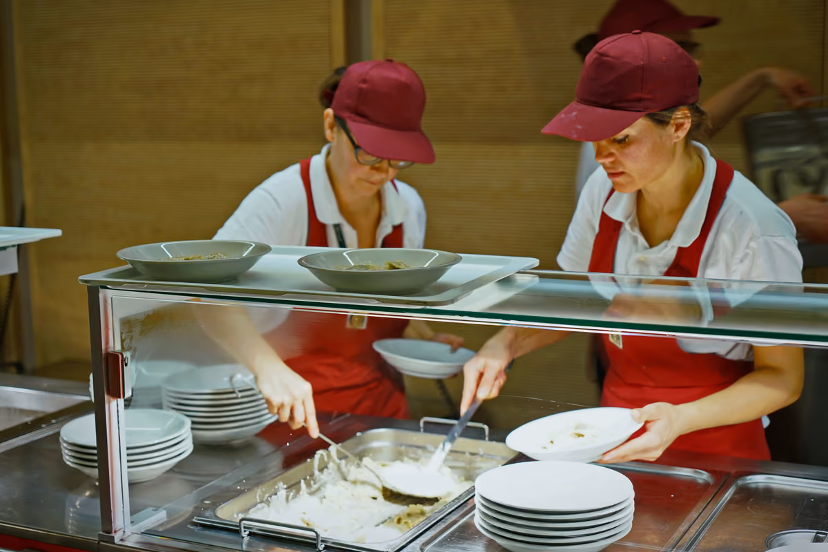 Il cibo come strumento di pace: la nuova sfida della ristorazione collettiva