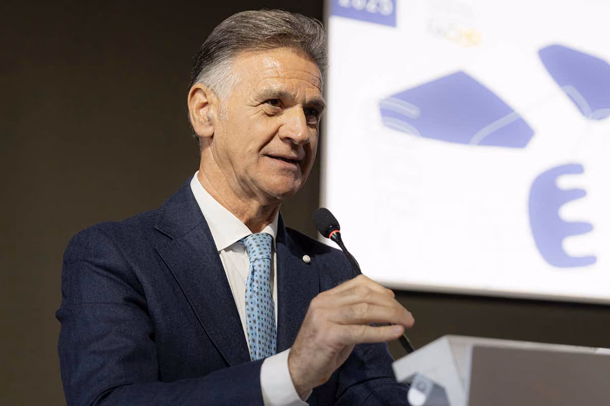 Loredano Piacenti parla a un microfono durante un evento pubblico