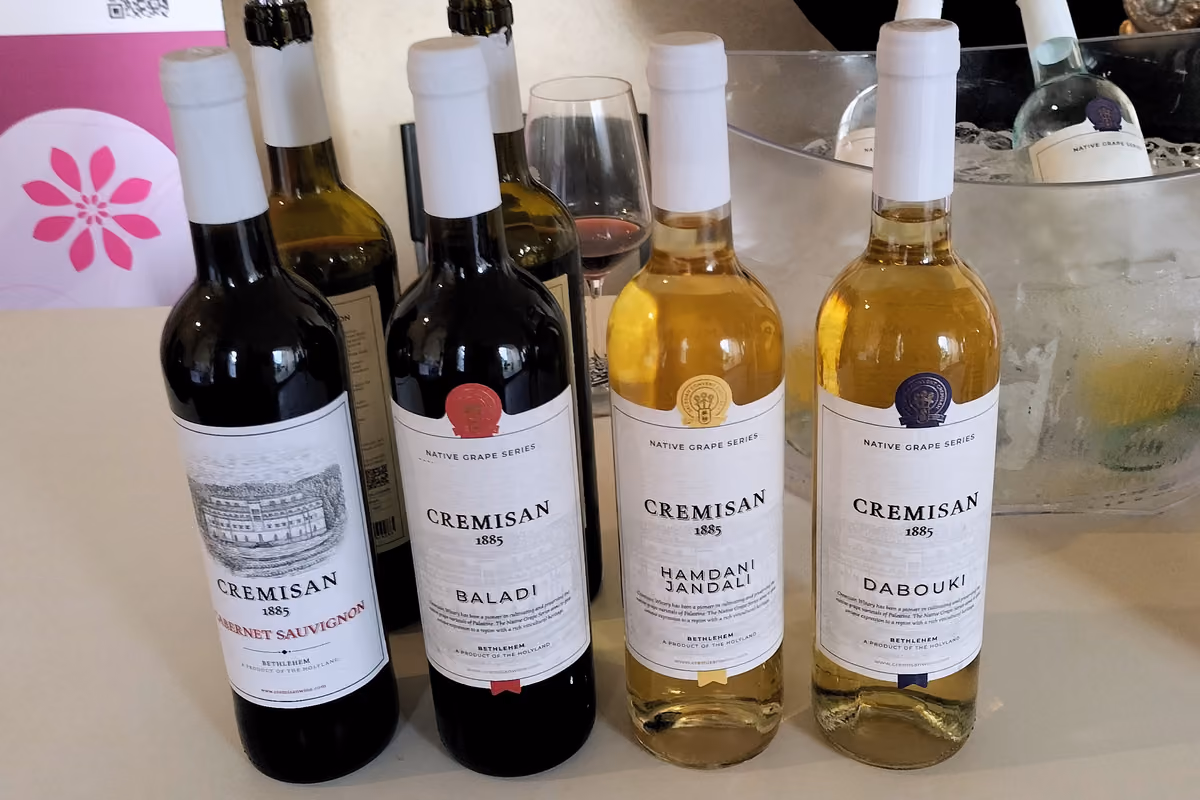 Alcuni dei vini di Cremisan Wine Estate, la cantina di Betlemme presente all'evento