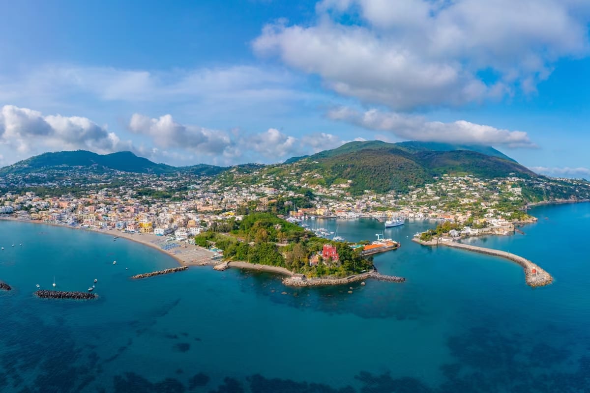 Scoperto un resort abusivo a Ischia: era nascosto dalla vegetazione