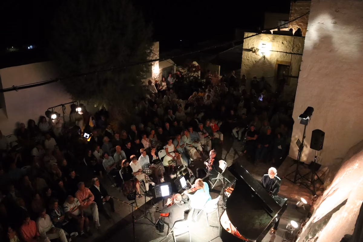 I concerti sono il cuore del Festival che però propone anche rassegne cinematografiche, incontri con gli artisti, masterclass ed eventi per la comunità