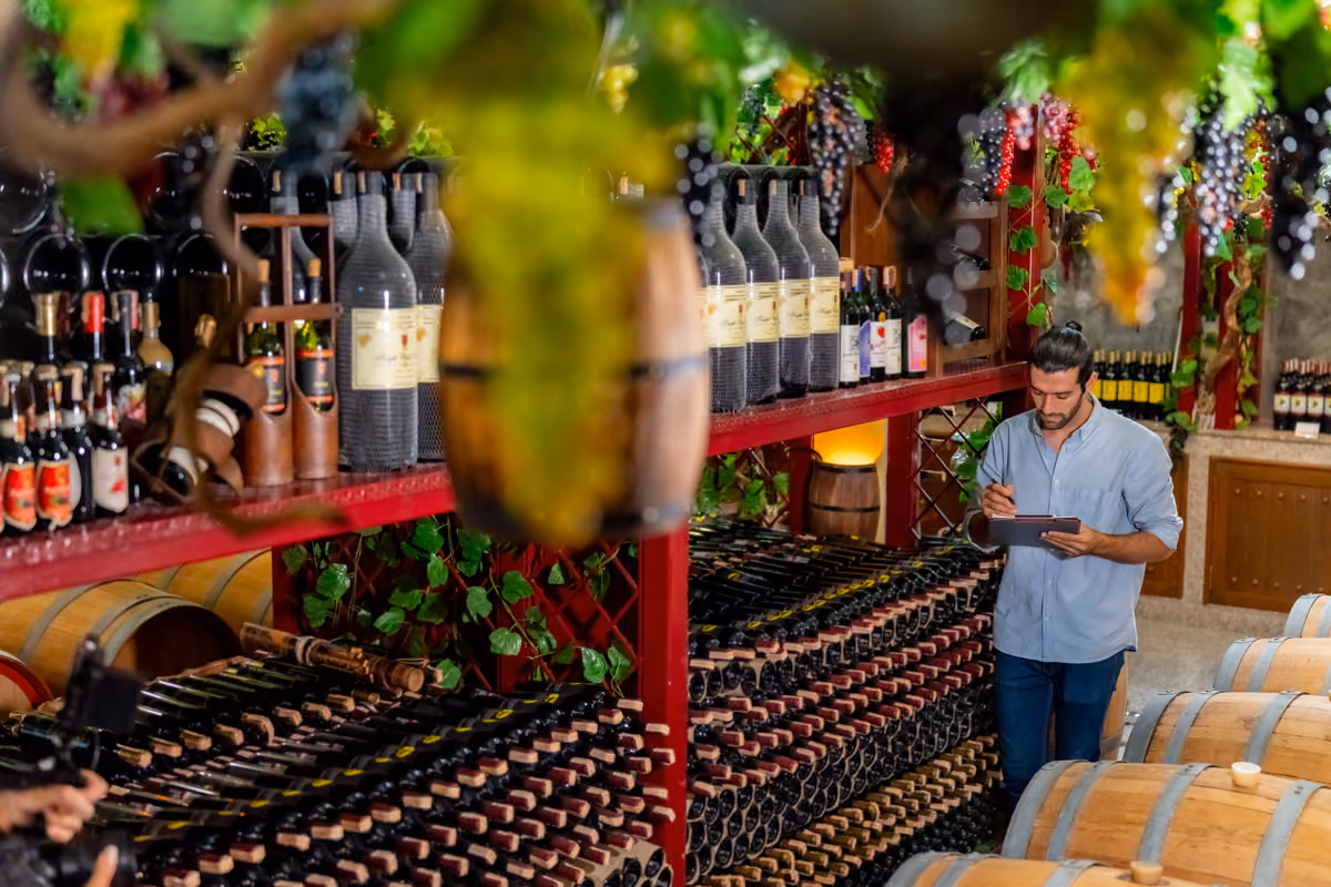 Oltre a problemi logistici, il distributore di vino biologico deve adempiere a una lunga serie di obblighi documentali