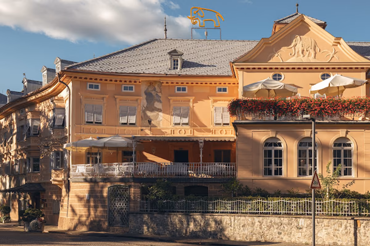 La facciata esterna dell'Hotel Elephant