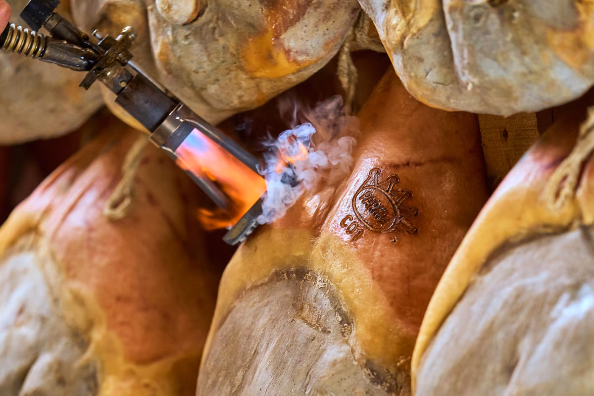 Dal taglio a mano alle diverse stagionature: Langhirano racconta il Prosciutto di Parma