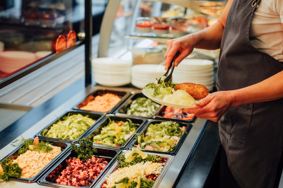 “Pasto giusto, lavoro giusto”: in una mensa non costa solo il cibo