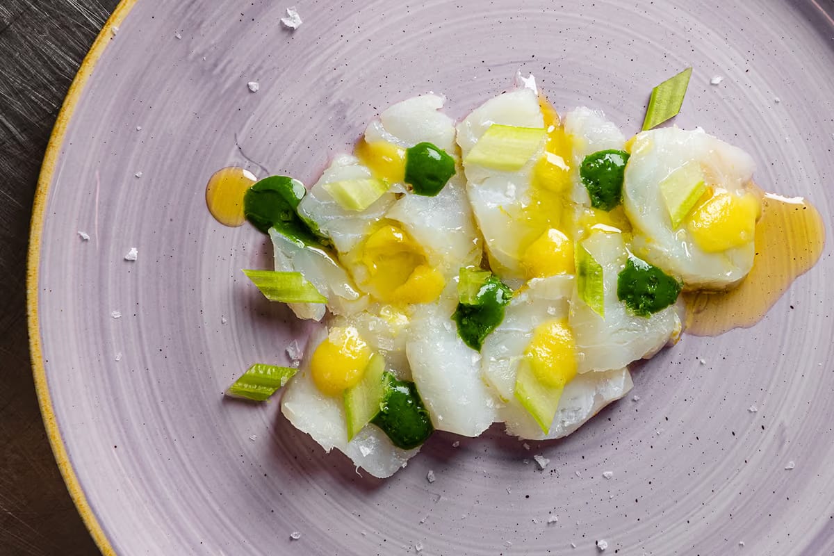 Baccalà marinato al limone: come preparare un antipasto fresco