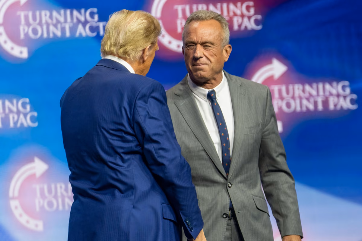 Donald Trump (di spalle) insieme al minsitro della Salute Robert Kennedy Jr