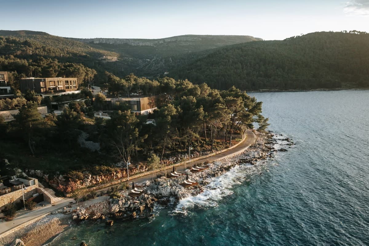 Tra ulivi, pineta e mare: il resort di Hvar che invita a vivere l'isola senza fretta