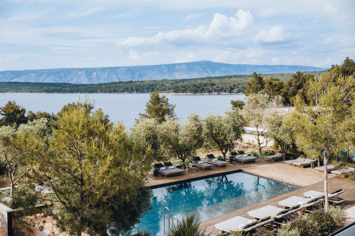 Tra ulivi, pineta e mare: il resort di Hvar che invita a vivere l’isola senza fretta