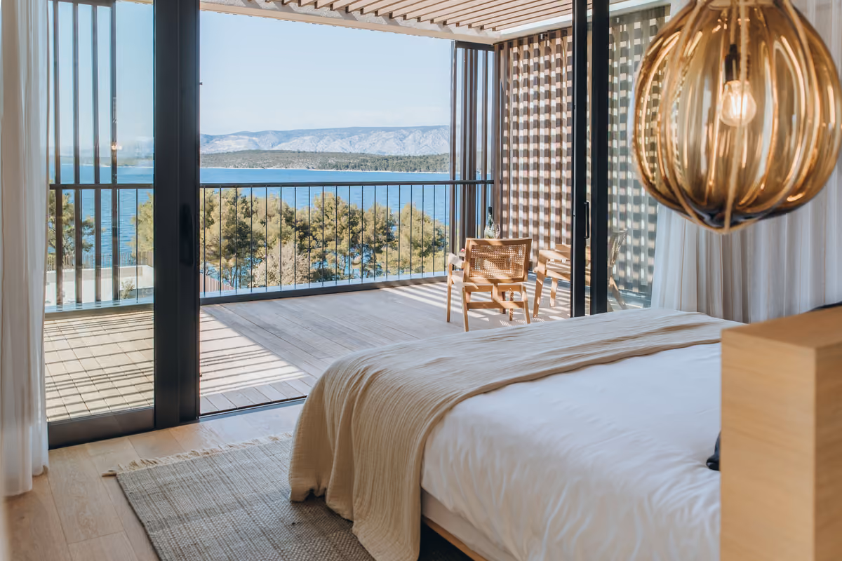 Tra ulivi, pineta e mare: il resort di Hvar che invita a vivere l’isola senza fretta