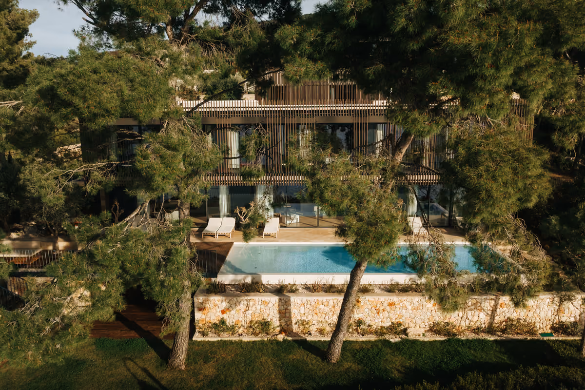 Tra ulivi, pineta e mare: il resort di Hvar che invita a vivere l’isola senza fretta