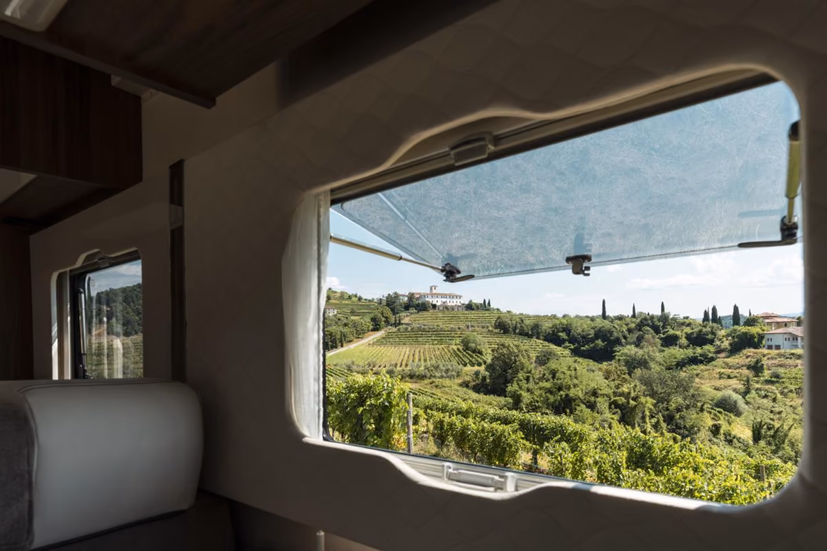 Il paesaggio del Friuli Venezia-Giulia dal finestrino di un camper