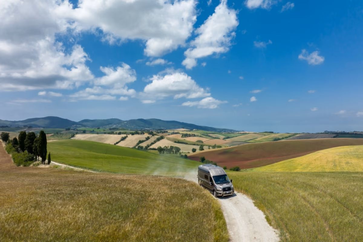 Un viaggio in camper può seguire le colline del Chianti fino a San Gimignano
