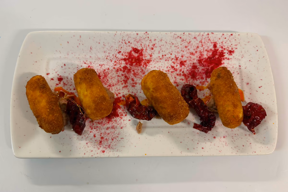 Crocchè di baccala su crema di legumi e peperoni cruschi