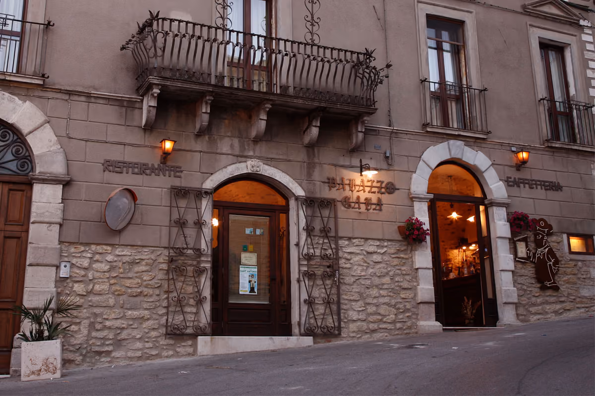 L'angolo bar del ristorante Palazzo Gala