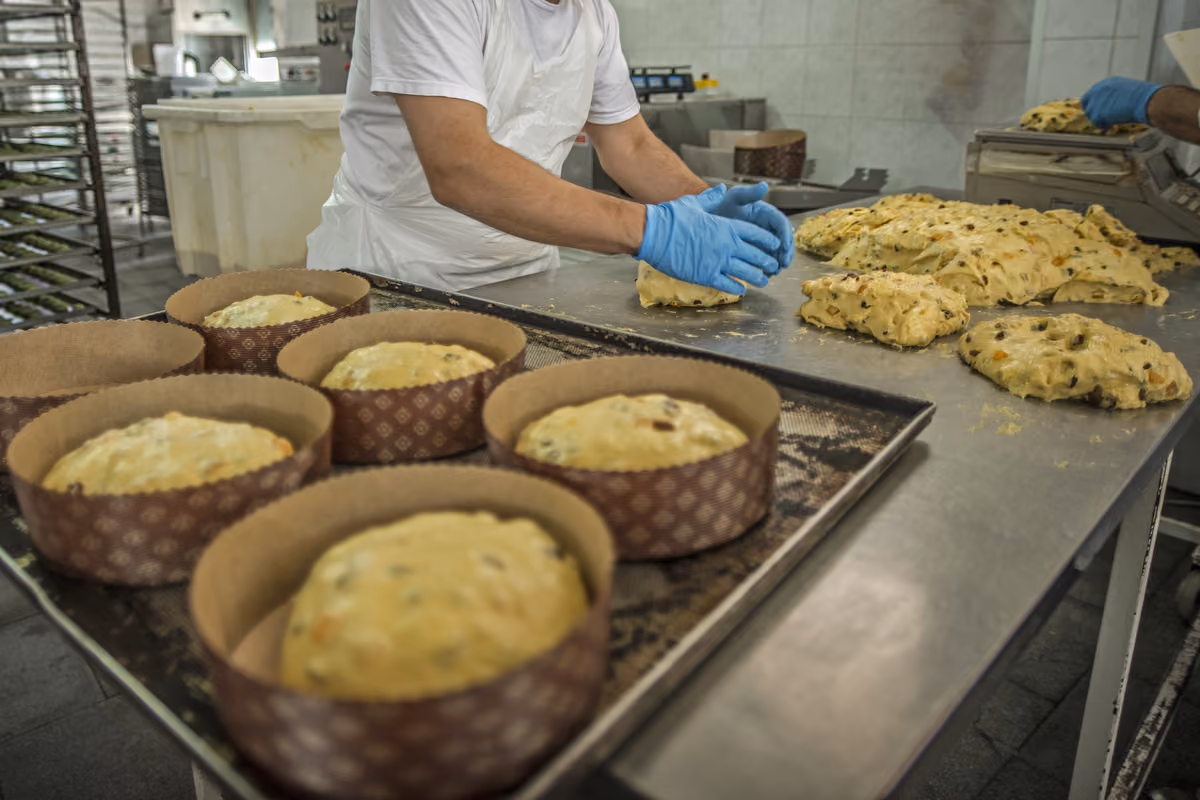 Molti laboratori, soprattutto per le consegne aziendali, sfornano i primi panettoni già a novembre
