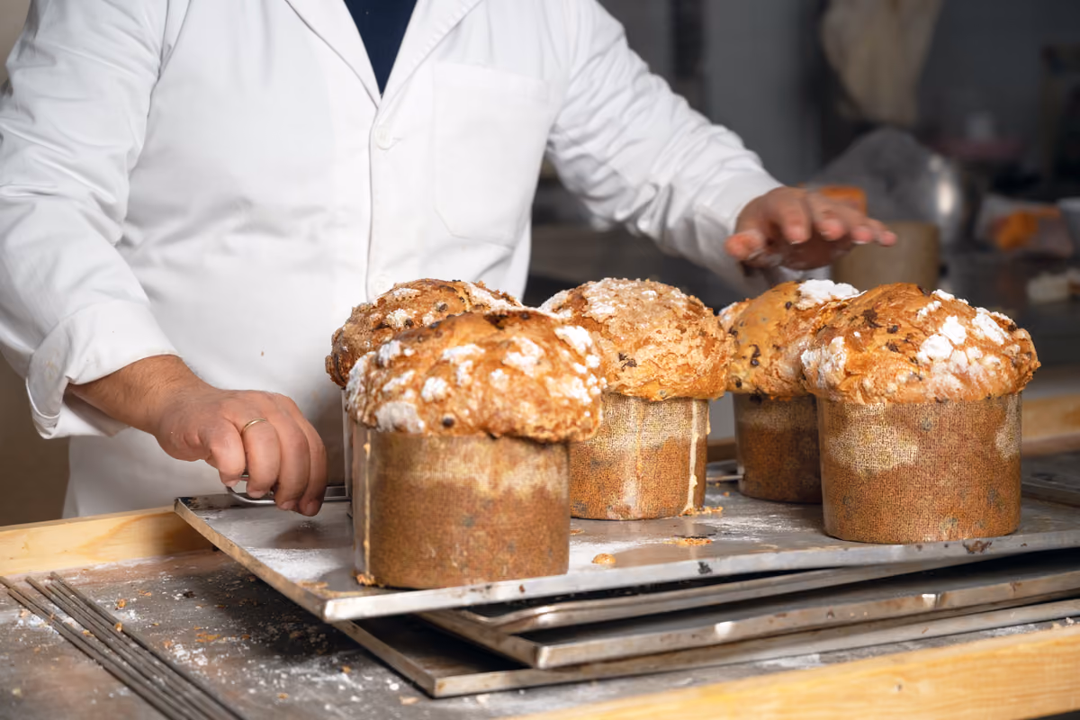 Tra i criteri che determinano il prezzo di un panettone artigianale c'è senza dubbio anche la quantità (ed esperienza) della manodopera utilizzata