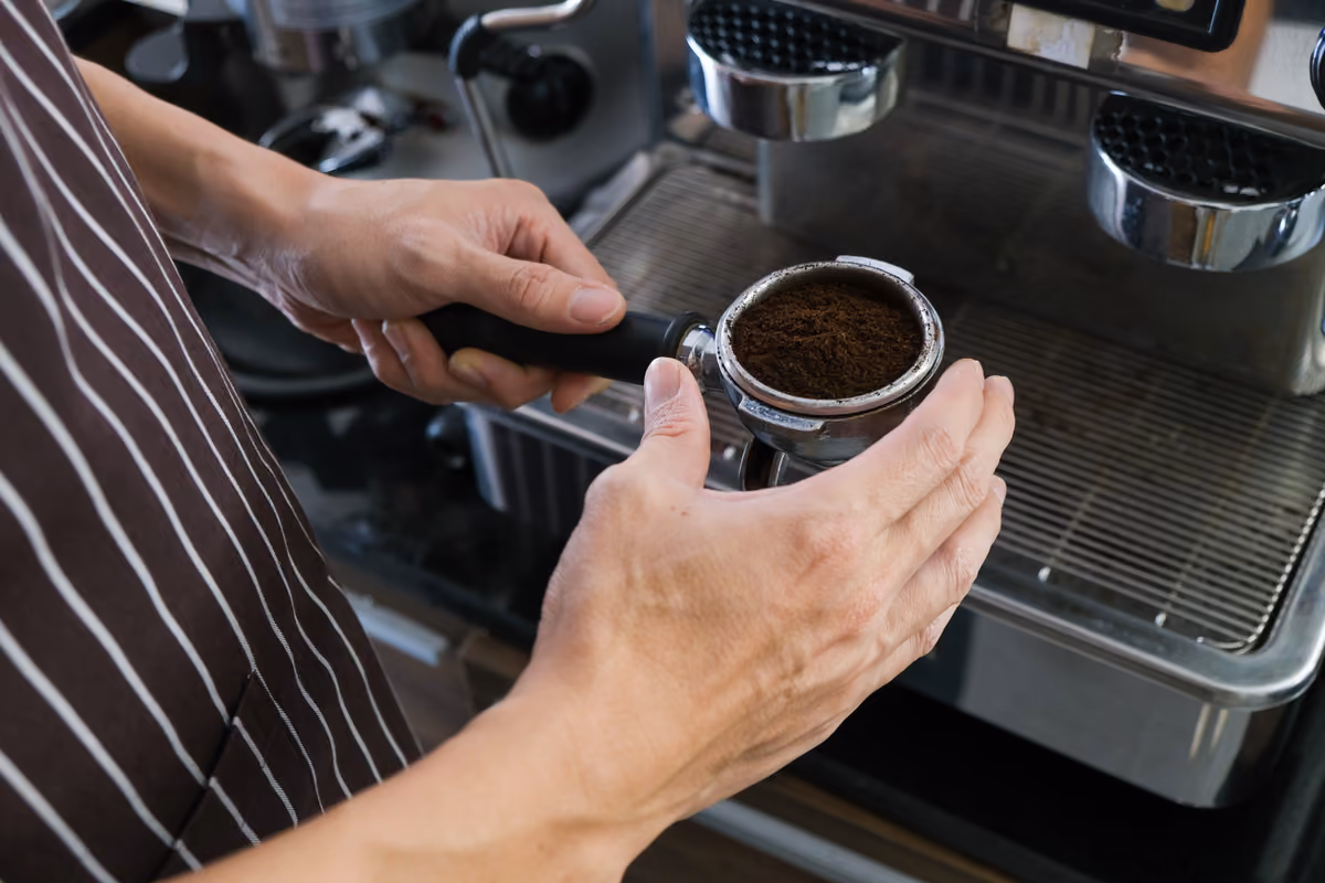 Il lavoro al banco e le macchine da espresso rappresentano solo la parte finale di una filiera travolta dal rincaro delle materie prime