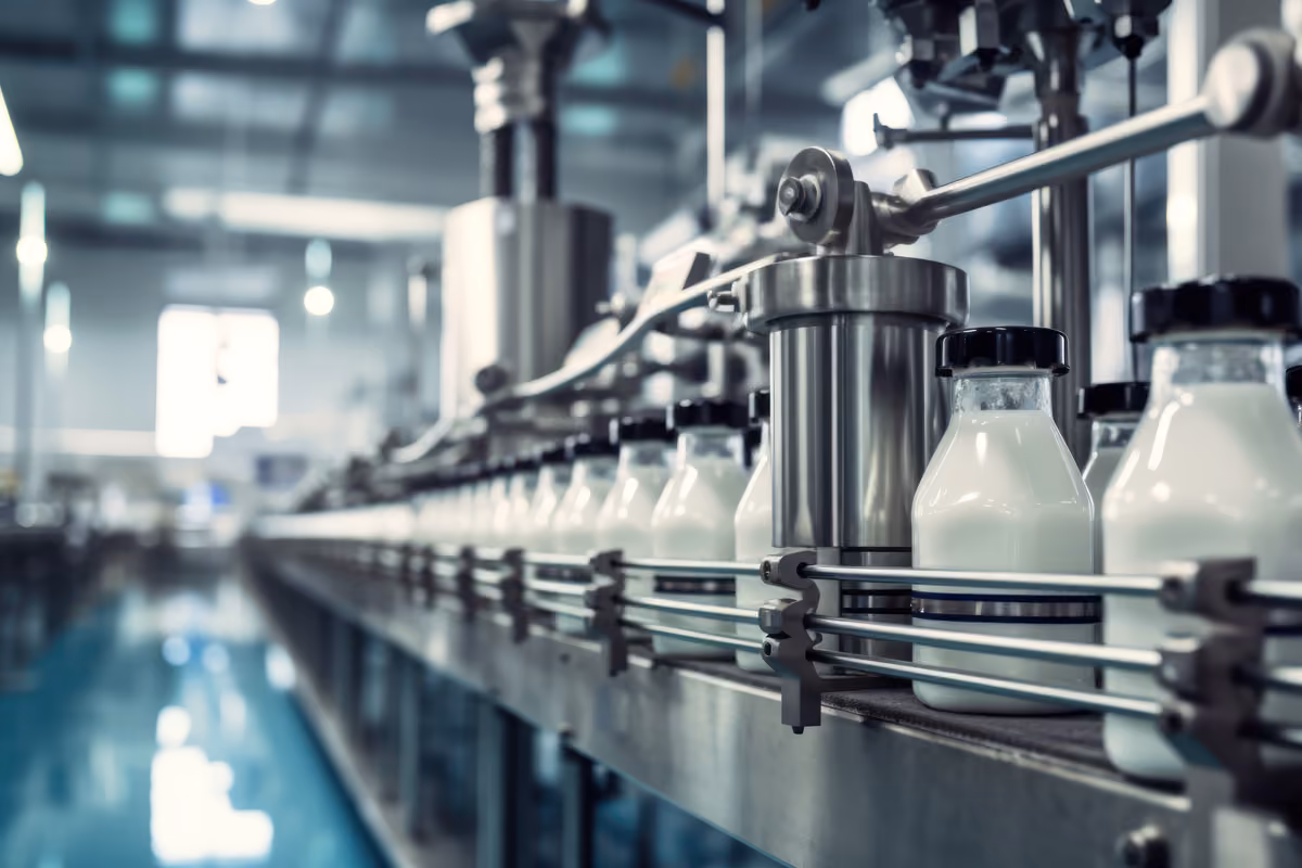 La microfiltrazione separa fisicamente la carica batterica attraverso sottili membrane prima della pastorizzazione, allungando la durata del latte