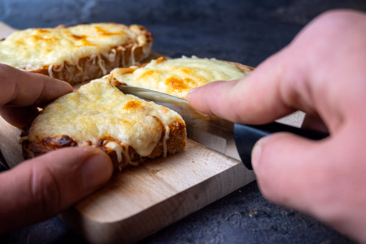 I formaggi fusi si ottengono sciogliendo diverse tipologie di formaggio con l'ausilio di sali di fusione per garantire cremosità e stabilità