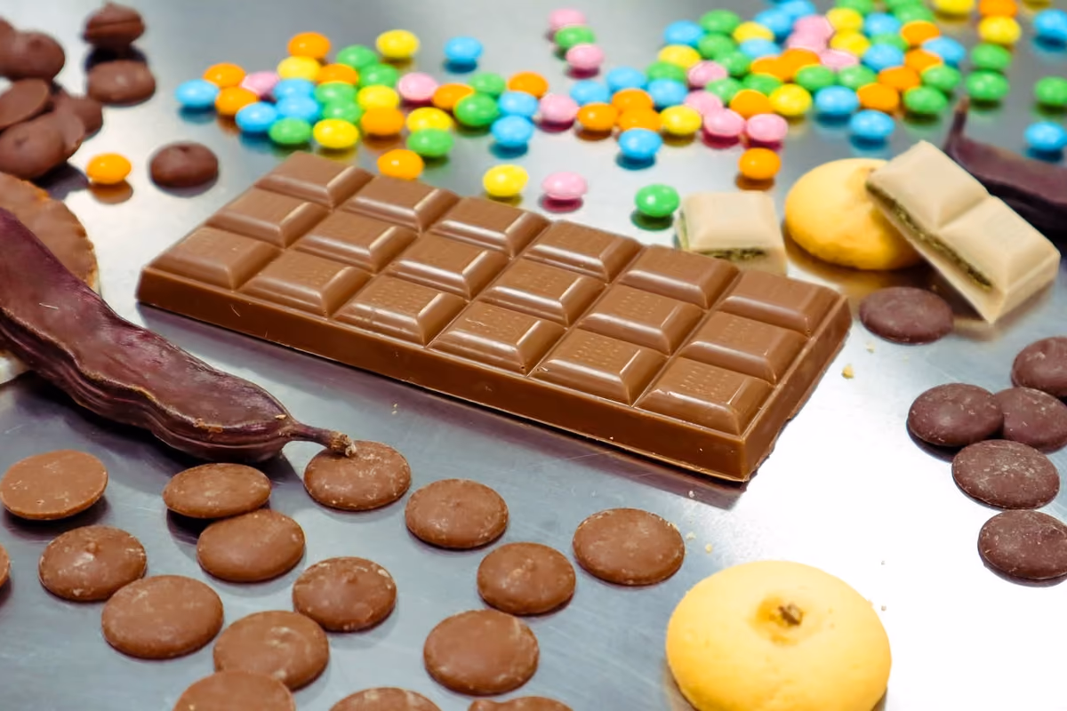 Tavoletta di cioccolato senza cacao ma a base di carruba dell'azienda pugliese Foreverland