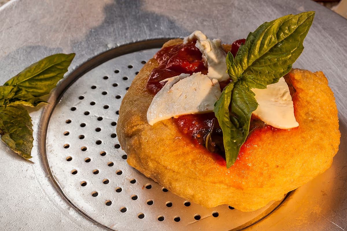 Pizza fritta, il segreto non è nell’olio: tutto dipende da come si chiude l’impasto
